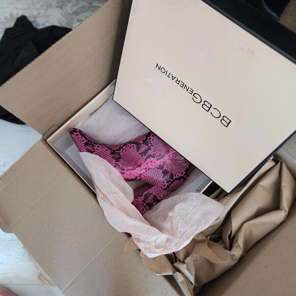 New box BCBGeneration Briel snakeskinblack pink ankle boots block heel 10 M - Picture 5 of 5